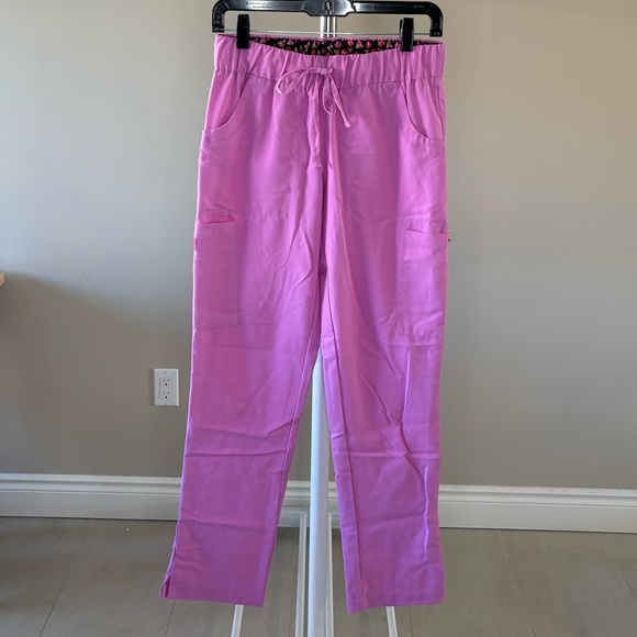 KOI X BETSEY JOHNSON SCRUB SET LIGHT ORCHID XS - Picture 4 of 11